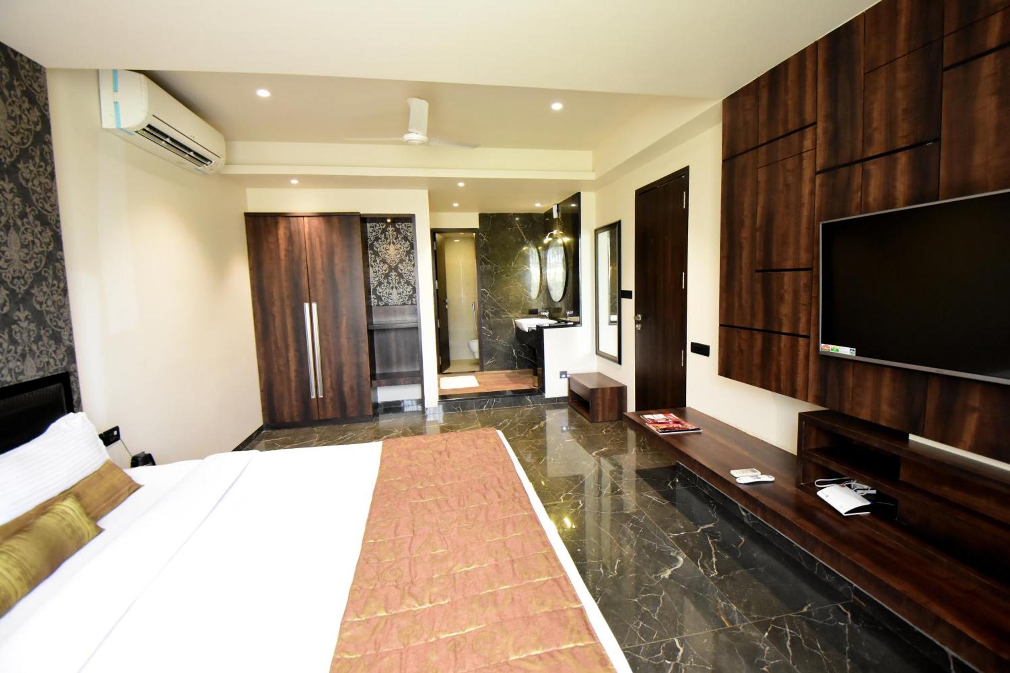 Sentosa Resorts & Water Park Chinchvad 외부 사진
